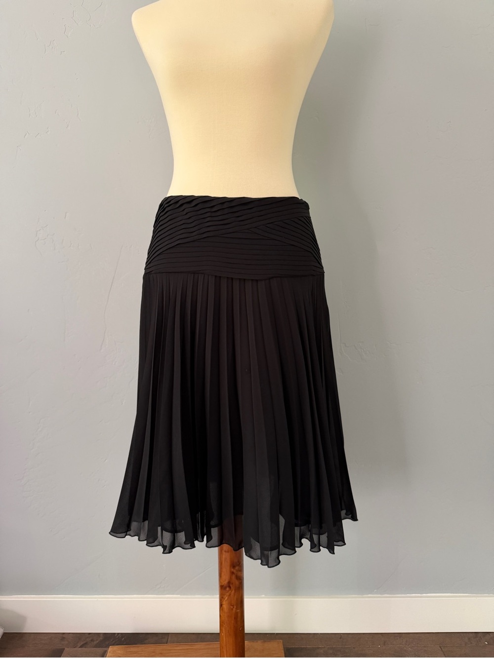 Karen Millen Black Pleated Midi Skirt Accordion Knife Pleats Diagonal Yoke US 6